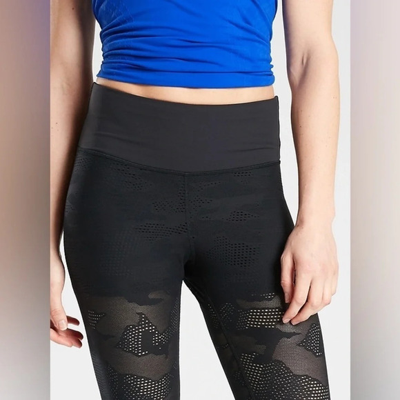 Athleta PHENOM CAMO 7/8 TIGHT Black Workout Leggings - Picture 1 of 9